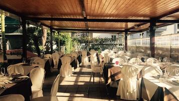 Breakfast, lunch and dinner served