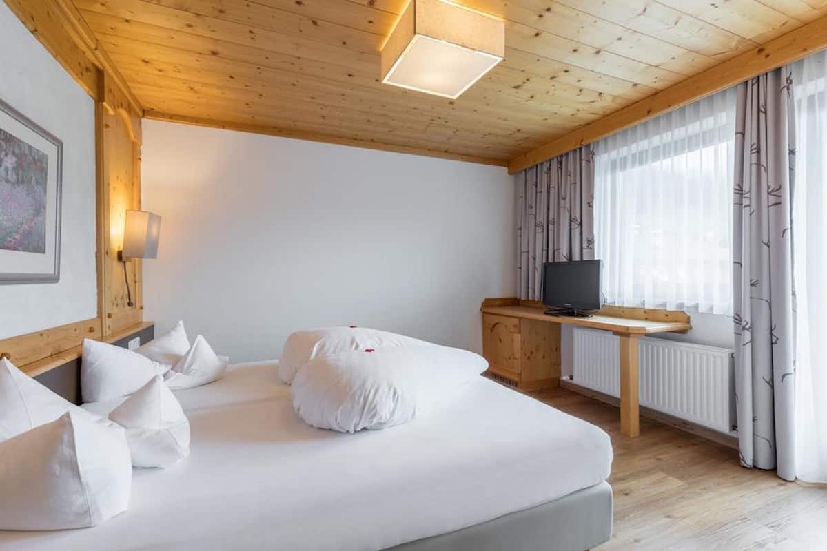 Comfort trippelrum | Sängtillbehör av högsta kvalitet och värdeförvaringsskåp på rummet