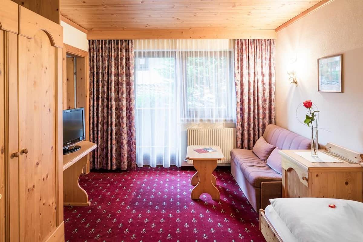 Comfort enkelrum | Sängtillbehör av högsta kvalitet och värdeförvaringsskåp på rummet