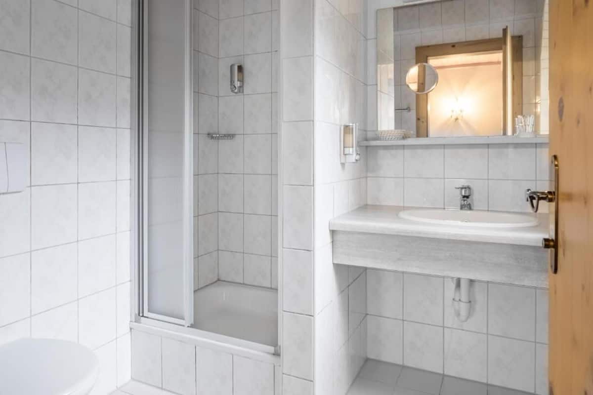 Comfort enkelrum | Badrum | Gratis toalettartiklar, hårtork och handdukar