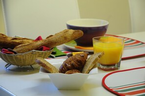Daily continental breakfast for a fee - La Residence Au Berceau de Bernadette (Lourdes)