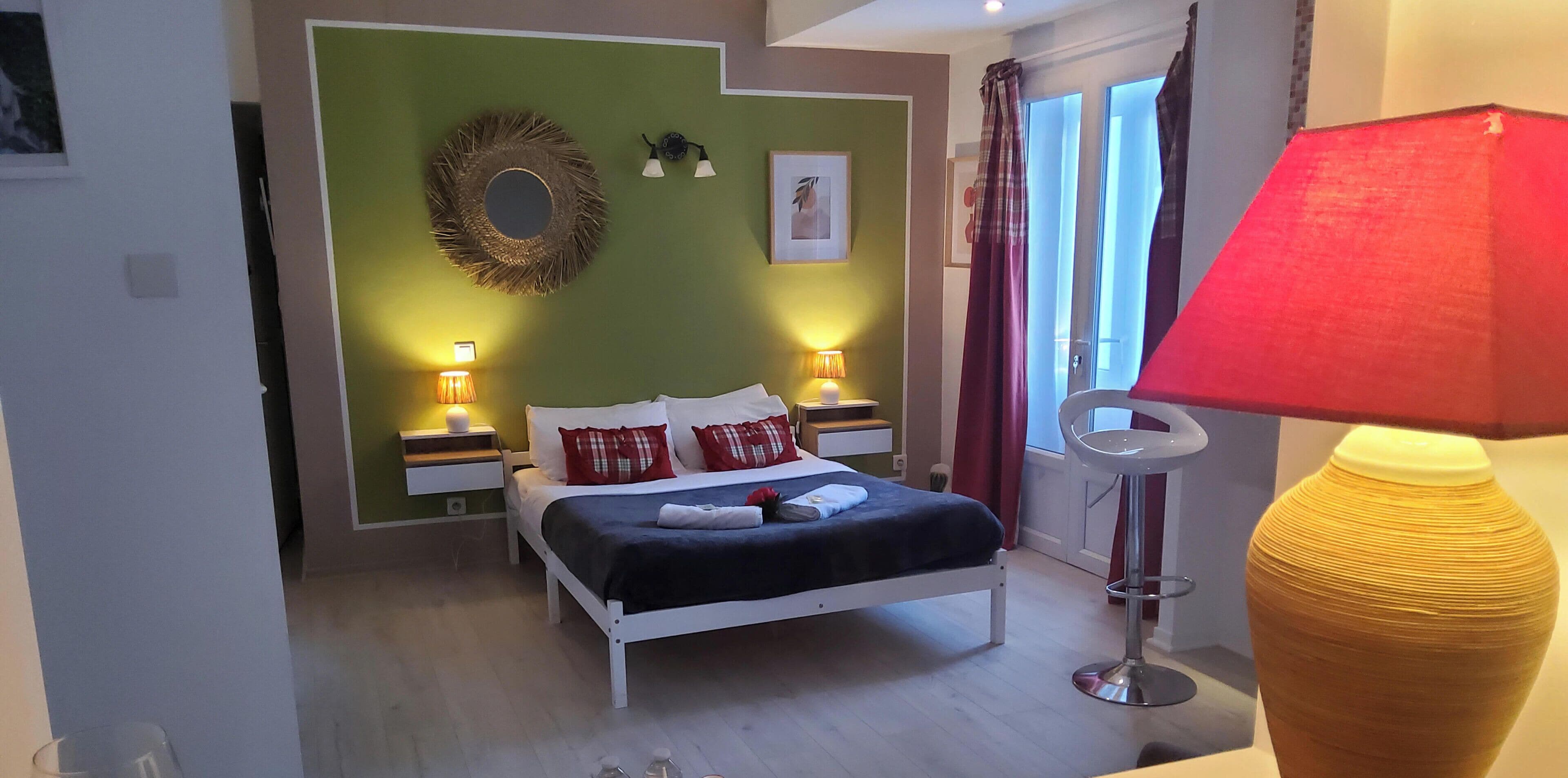 Studio – classic, balkong (St. Expedit) | Sengetøy av topp kvalitet, safe på rommet og individuelt dekorert