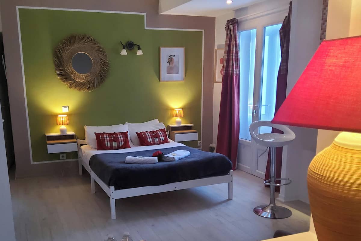 Studio – classic, balkong (St. Expedit) | Sengetøy av topp kvalitet, safe på rommet og individuelt dekorert