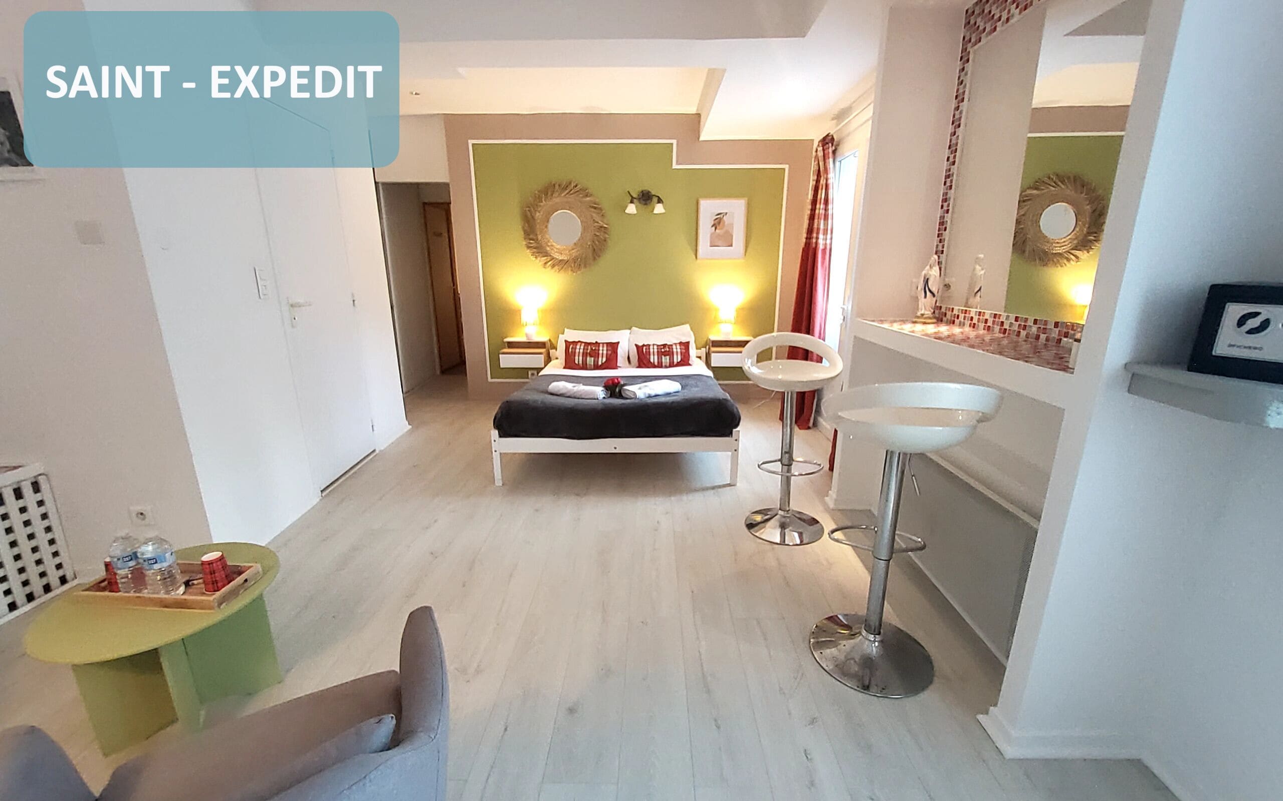 أغطية فراش متميزة وخزنة داخل الغرفة وبديكورات فريدة لكل غرفة