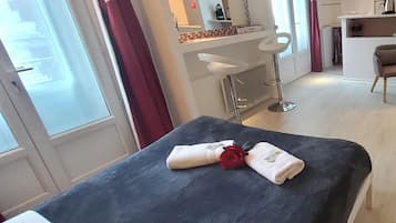 Studio – classic, balkong (St. Expedit) | Sengetøy av topp kvalitet, safe på rommet og individuelt dekorert