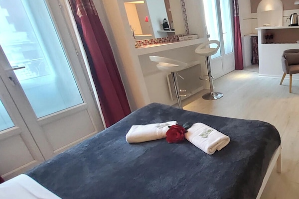 Premium bedding, in-room safe, individually decorated