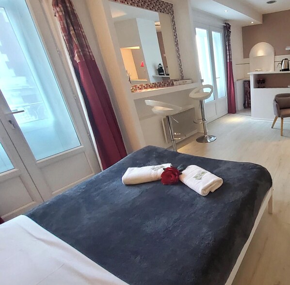 Superior Studio with Balcony (St Expedit)