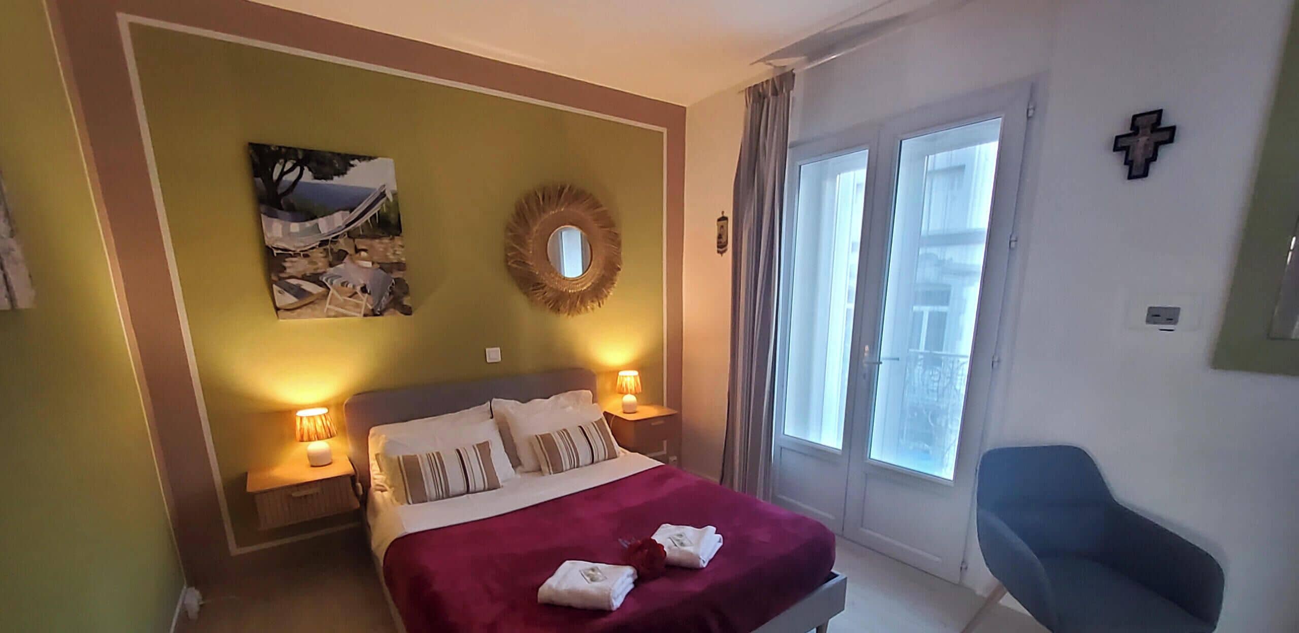 Økonomi-dobbeltrom, balkong | Sengetøy av topp kvalitet, safe på rommet og individuelt dekorert