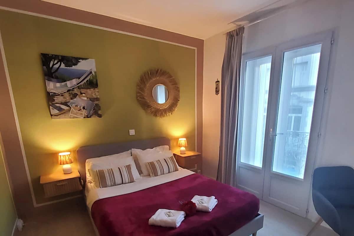 Økonomi-dobbeltrom, balkong | Sengetøy av topp kvalitet, safe på rommet og individuelt dekorert