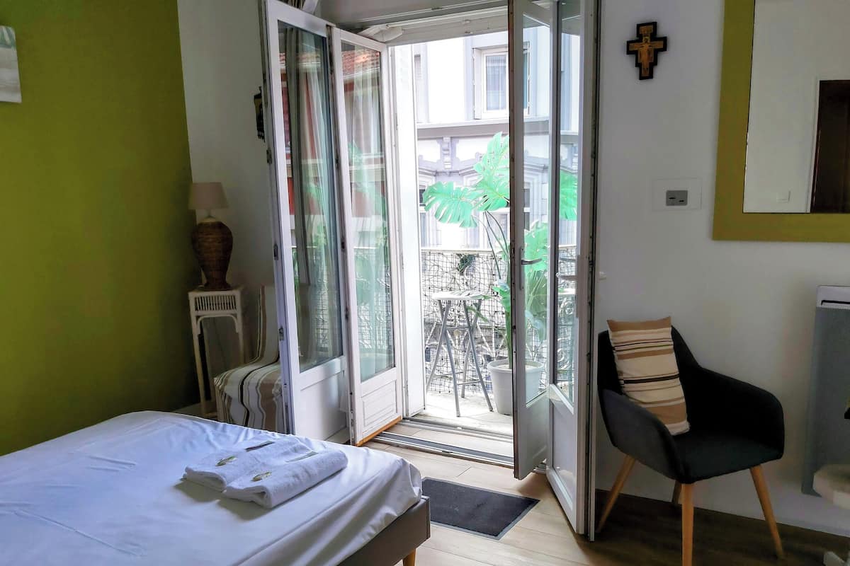 Doppia Economy, balcone | 1 camera, biancheria da letto di alta qualità, una cassaforte in camera