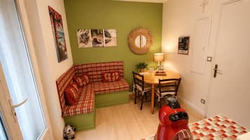 Estudio clásico, 1 habitación, vistas a la ciudad | Zona de estar | Libros