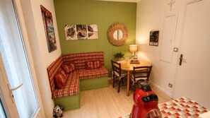 Standard Studio witch Balcony (Padre Pio) | Living area | Books