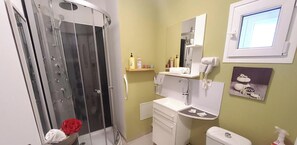 Economy tweepersoonskamer, balkon | Badkamer | Een douche, een hydromassagedouche, gratis toiletartikelen