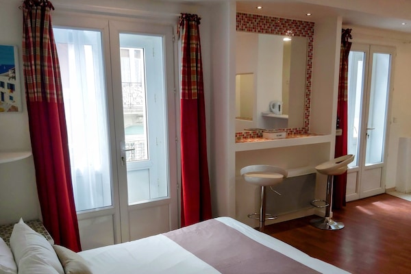 Estudio clásico, balcón (St. Expedit) | Ropa de cama de alta calidad, caja fuerte, decoración individual