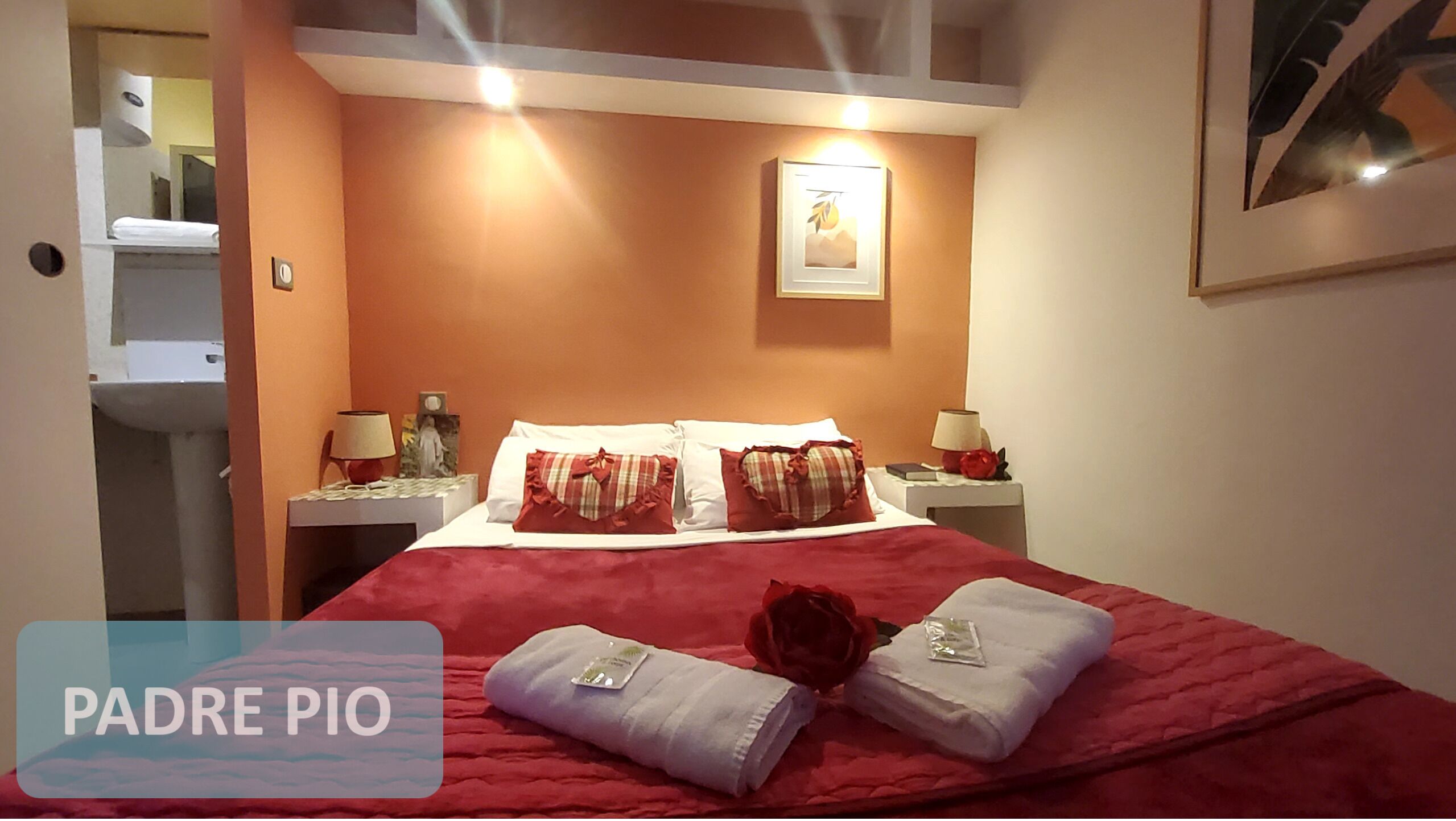 أغطية فراش متميزة وخزنة داخل الغرفة وبديكورات فريدة لكل غرفة