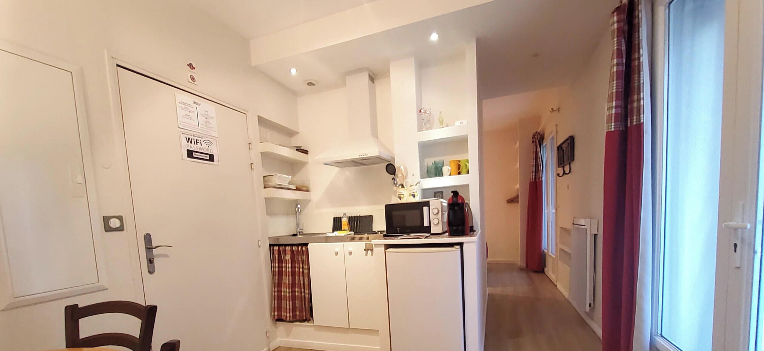 Estudio clásico, 1 habitación, vista a la ciudad | Cocina privada | Frigobar, cafetera de espresso, cafetera y tetera y tetera eléctrica 