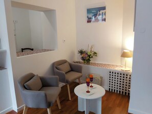 Superior Studio with Balcony (St Expedit) | Living area | Books