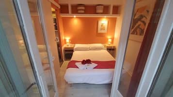Estudio clásico, 1 habitación, vista a la ciudad | Ropa de cama de alta calidad y caja de seguridad en la habitación