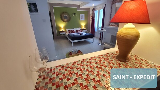 Une chambre d’hôtel avec un lit, une table de chevet, une lampe et une vue sur l’intérieur.