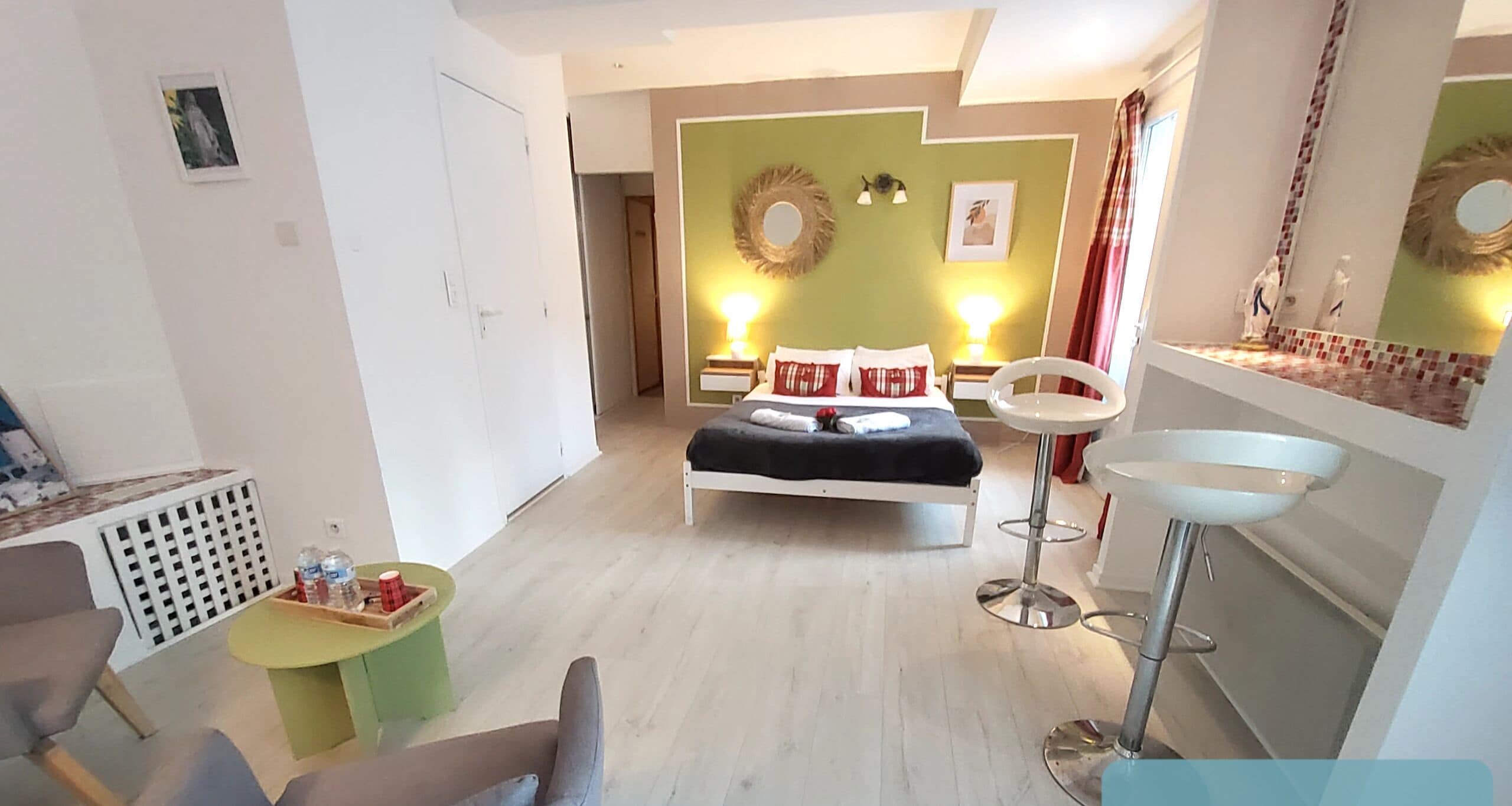 Studio – classic, balkong (St. Expedit) | Sengetøy av topp kvalitet, safe på rommet og individuelt dekorert