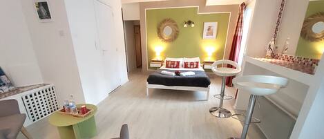 Estudio clásico, balcón (St. Expedit) | Ropa de cama de alta calidad, caja fuerte, decoración individual