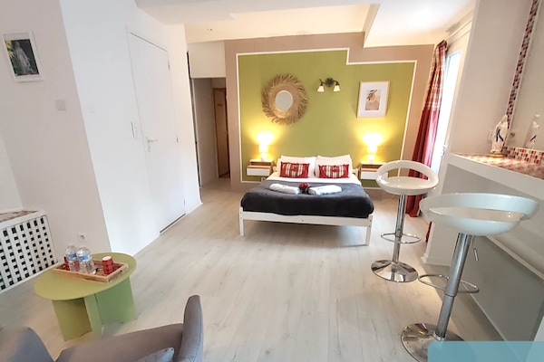 Estudio clásico, balcón (St. Expedit) | Ropa de cama de alta calidad, caja fuerte, decoración individual