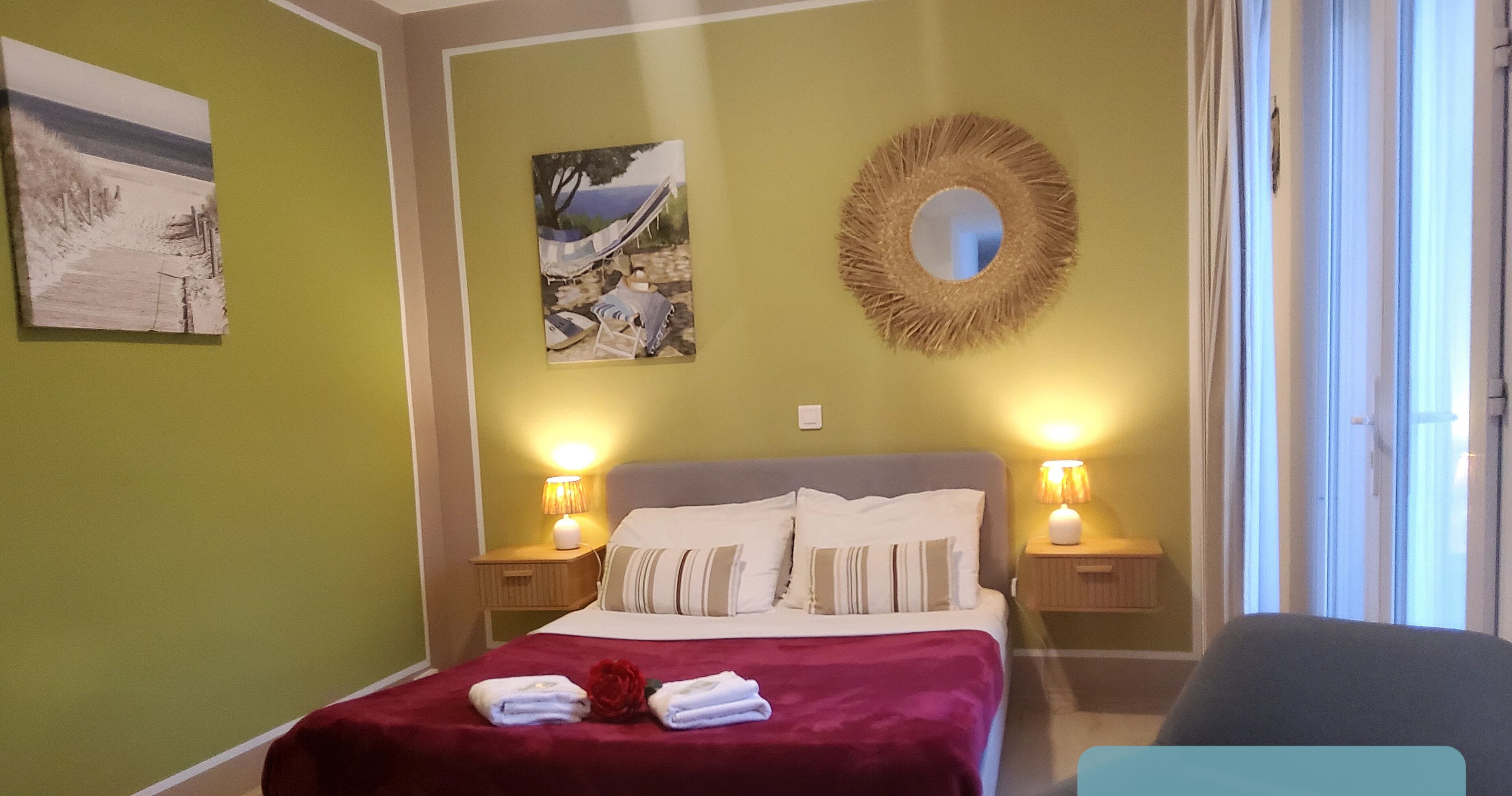 أغطية فراش متميزة وخزنة داخل الغرفة وبديكورات فريدة لكل غرفة