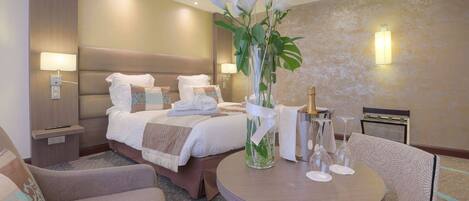 Select-Comfort-Betten, Minibar, Zimmersafe, Schreibtisch