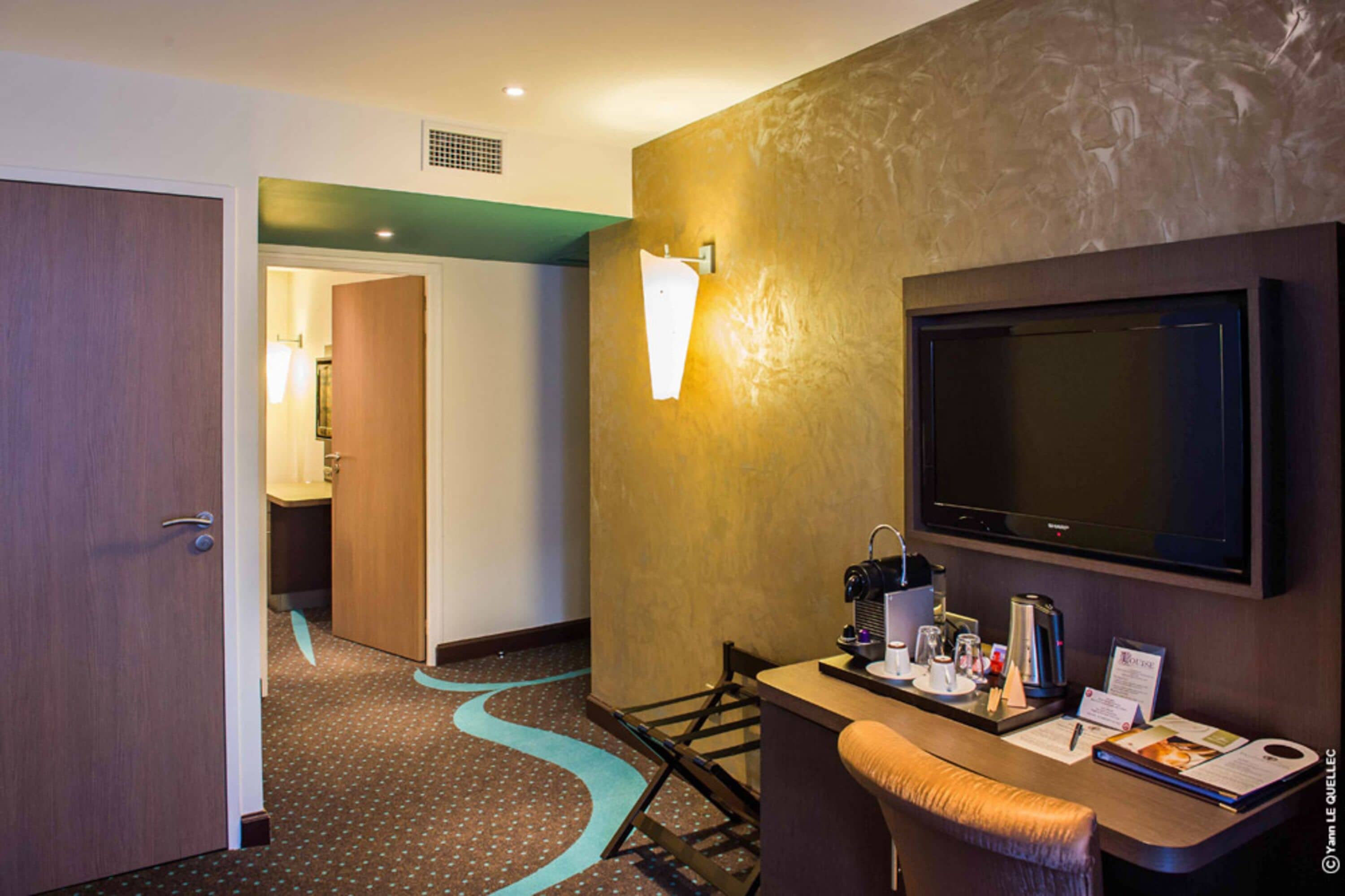 executive suite | select comfort beds, minibar, in-room safe, desk