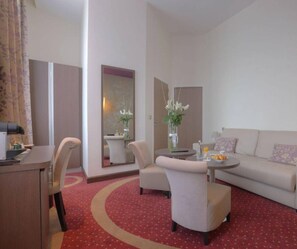 Select Comfort beds, minibar, in-room safe, desk - Hôtel François Premier (Cognac)