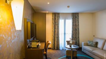 Executive Suite | Select Comfort beds, minibar, in-room safe, desk