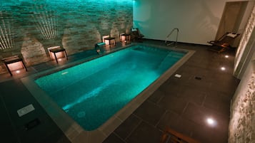 Piscine couverte, chaises longues