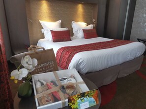 Superior Double Room | Select Comfort beds, minibar, in-room safe, desk - Hôtel François Premier (Cognac)