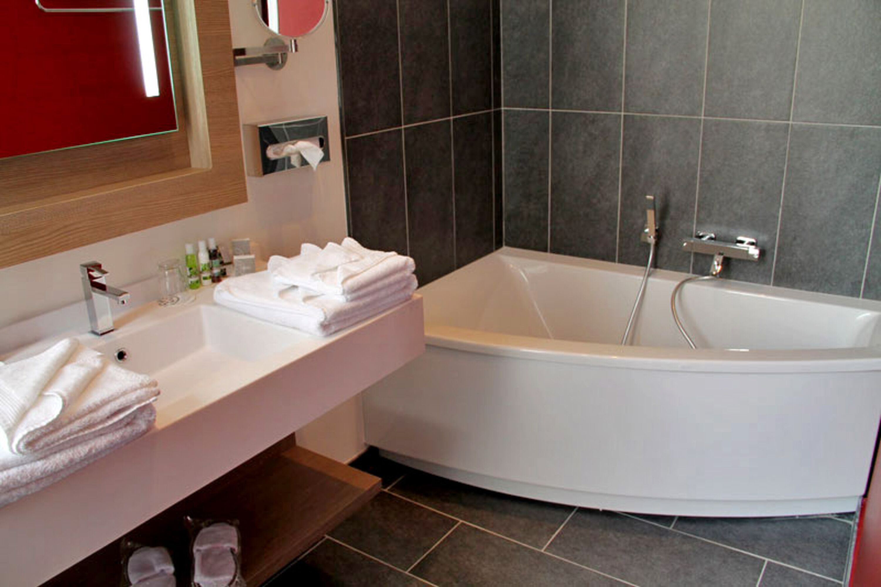 suite (prestige) | select comfort beds, minibar, in-room safe, desk