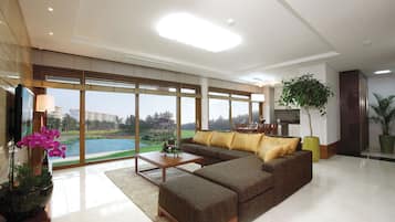 1 ๊ฐ์ ์นจ์ค, ๊ณ ๊ธ ์นจ๊ตฌ, ๊ฐ๊ฐ ๋ค๋ฅธ ์คํ์ผ์ ์ธํ
๋ฆฌ์ด, ์๋ง ์ปคํผ