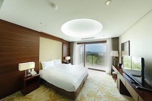 Deluxe Double Room, Ocean View | Premium bedding, individually decorated, blackout drapes - Raon Hotel & Resort (Jeju City)