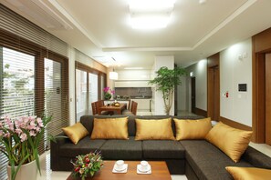 40-inch LCD TV with cable channels, TV - Raon Hotel & Resort (Jeju City)