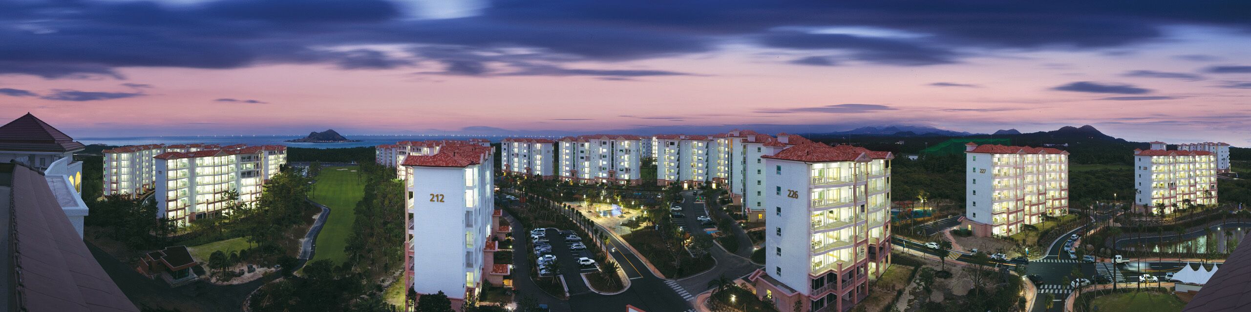 Corner Deluxe, Ocean View | Oppholdsområde | En 40-tommers LCD-TV med kabel-kanaler samt TV