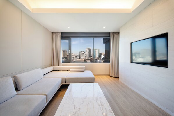 Suite | Área de sala de estar | Smart TV de 54 pulgadas con canales por cable y televisión 