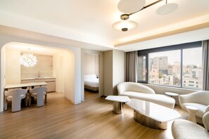 Eliena Suite | Bộ đồ giường cao cấp, chăn bông, két bảo mật tại phòng, bàn 