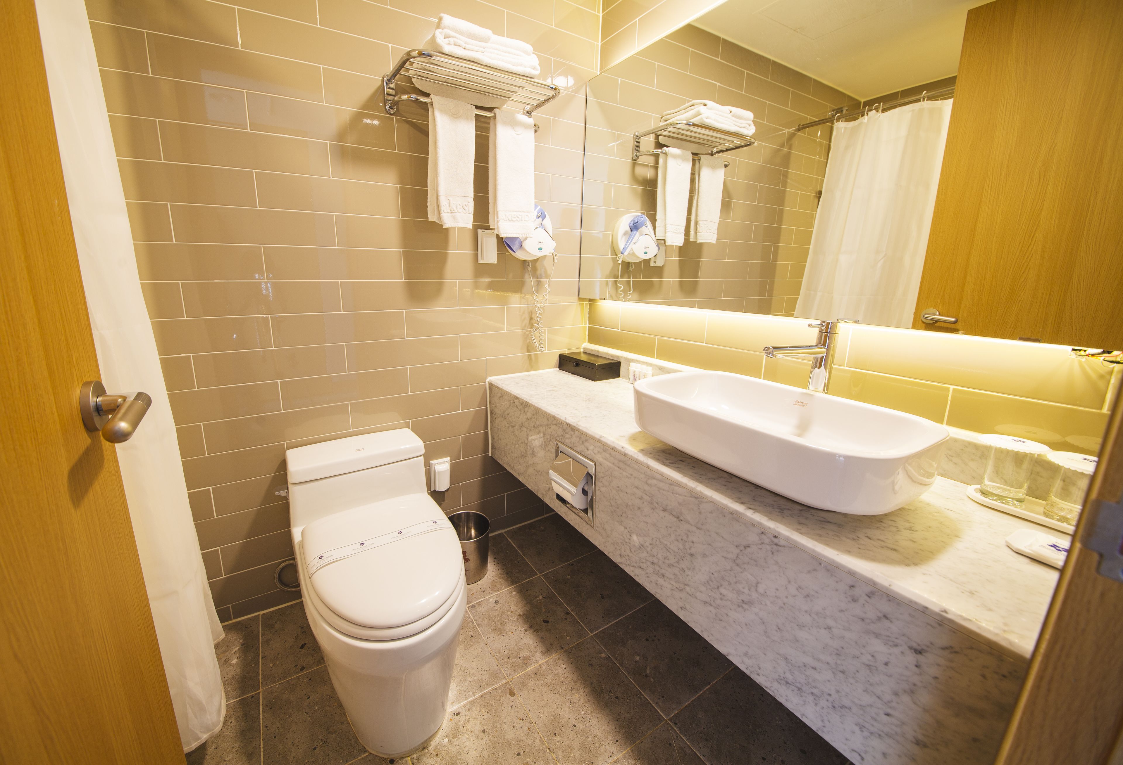 standard twin room | bathroom | combined shower/bathtub, deep-soaking bathtub, designer toiletries