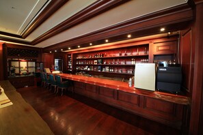 Cocktail bar, poolside views, open daily