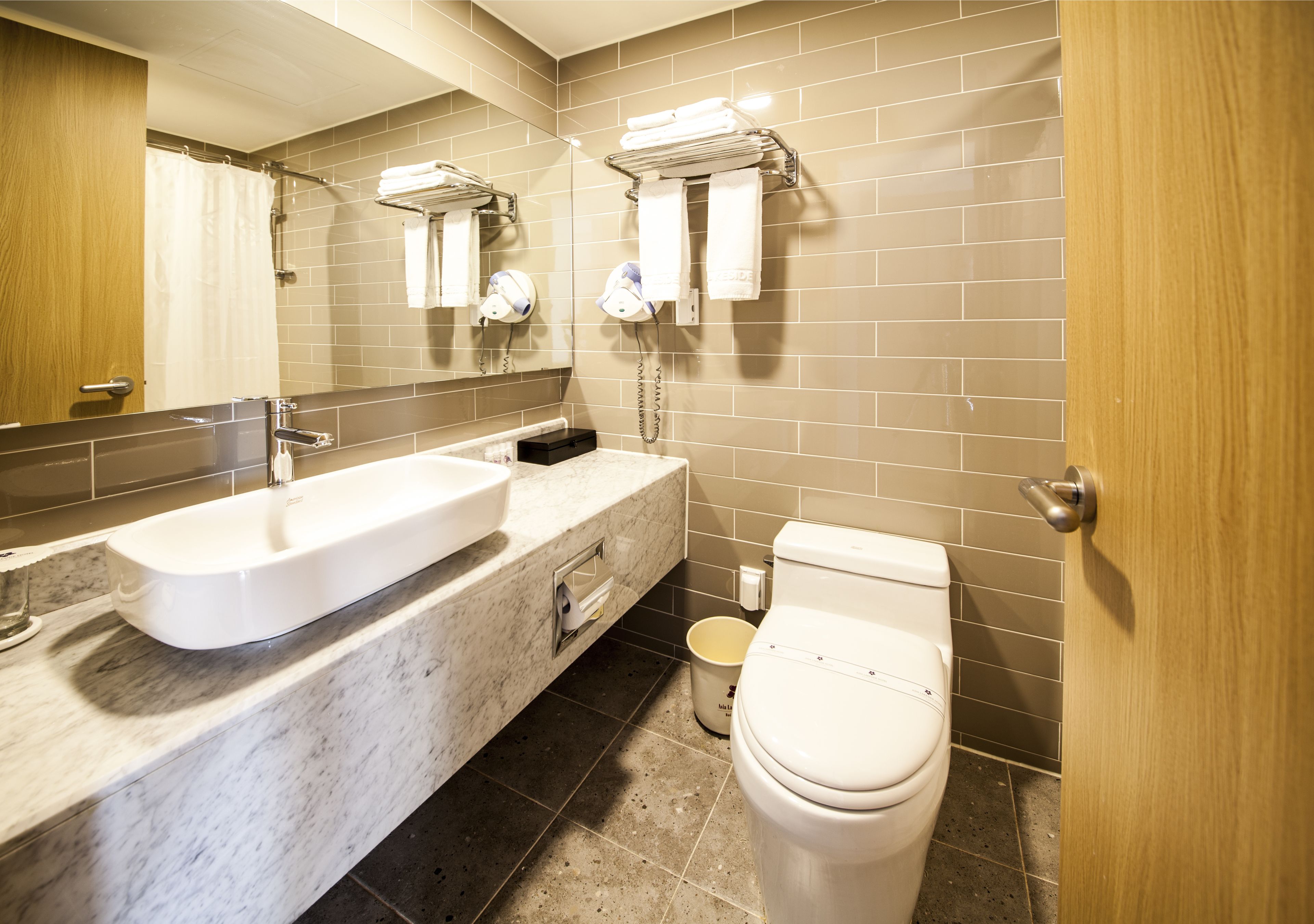 deluxe double room (breakfast for 2 included) | bathroom | combined shower/bathtub, deep-soaking bathtub, designer toiletries