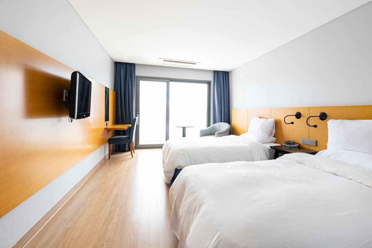 Habitación estándar con 2 camas individuales | Ropa de cama de alta calidad y edredón