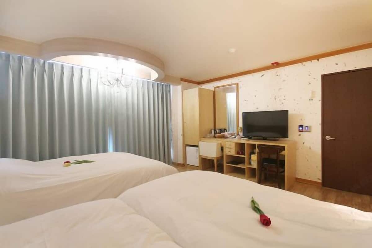 Desk, blackout drapes, free WiFi, bed sheets