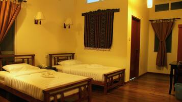 Individuell dekoriert, individuell eingerichtet, Schreibtisch