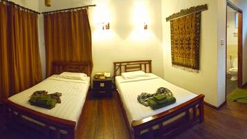 Individueel gedecoreerd, individueel gemeubileerd, een bureau