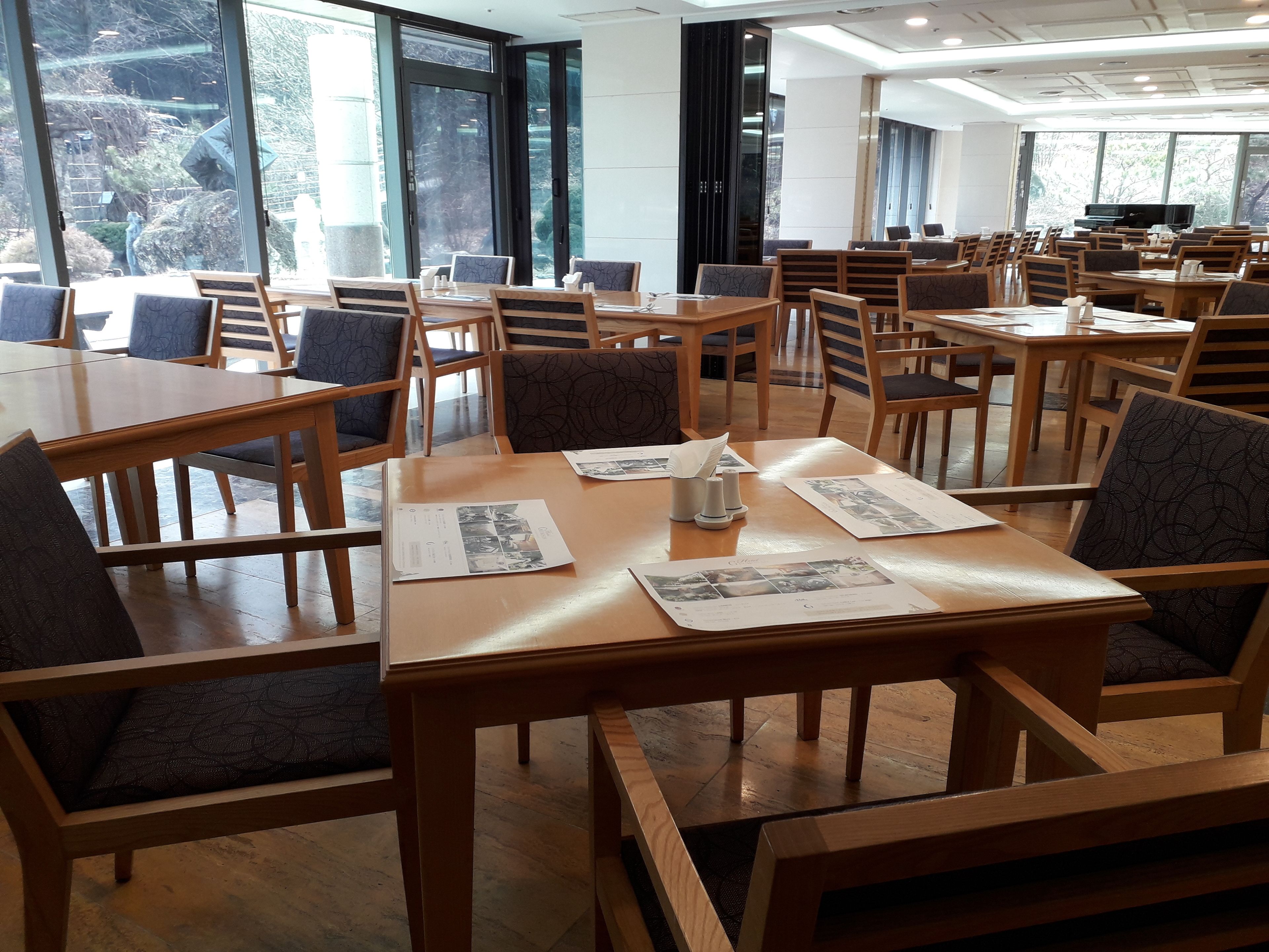 daily buffet breakfast for a fee