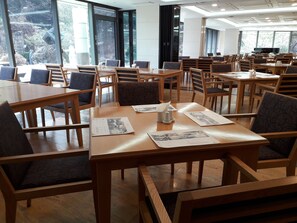 매일 뷔페 아침 식사 유료