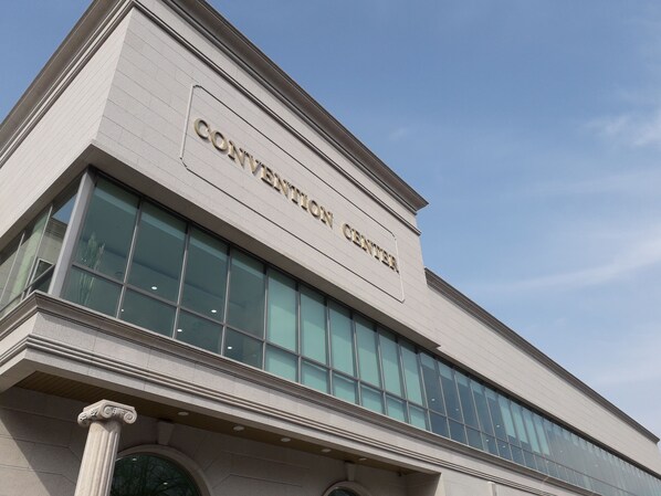 A building with a sign reading "CONVENTION CENTER". - Hotel Geumosan (Gumi)